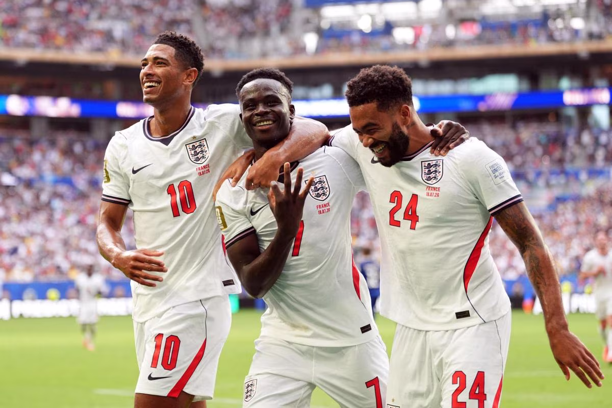 England and France players mid-action in a high-scoring 10-goal thriller